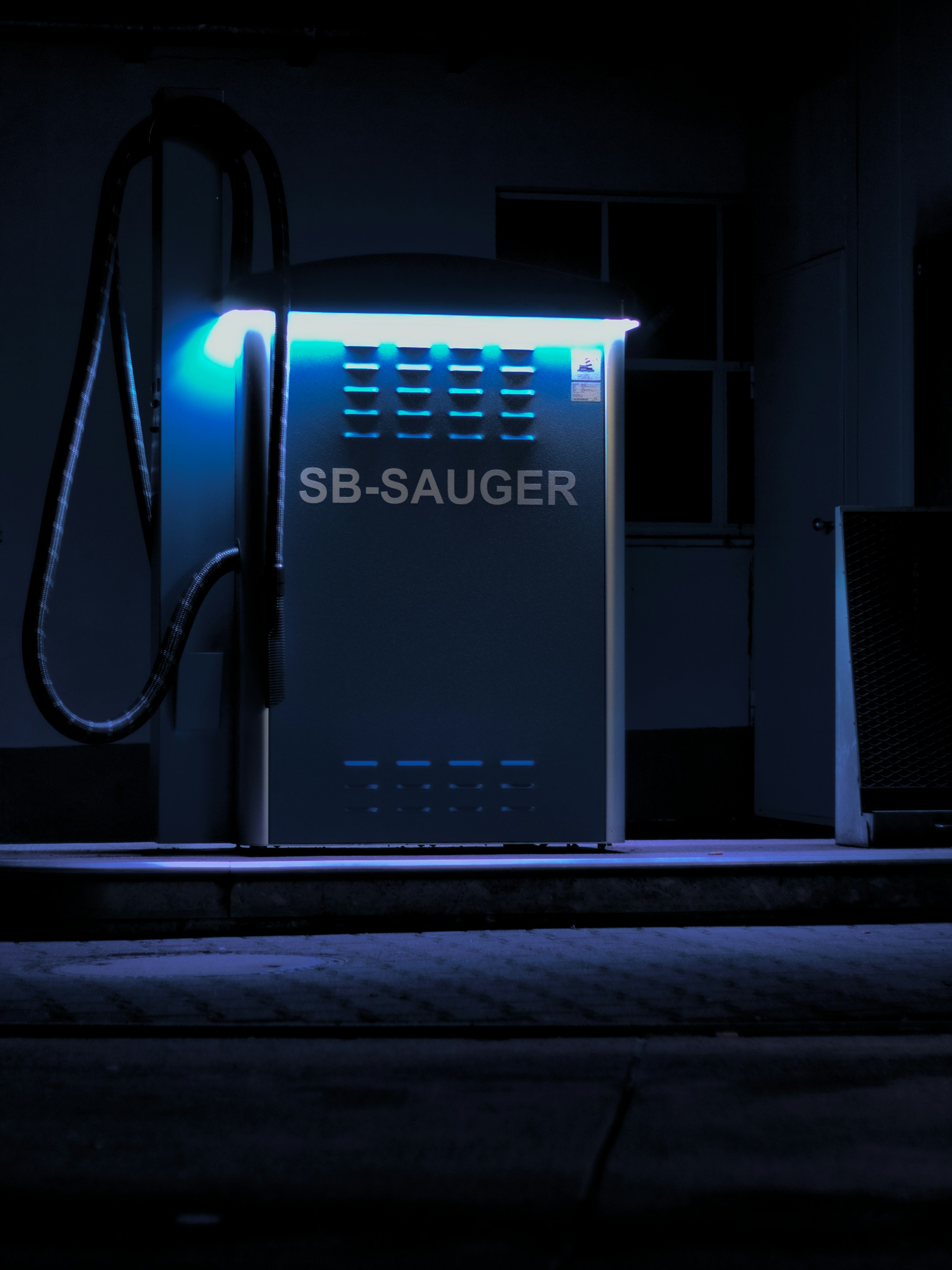 a sub - sauer gas station is lit up at night